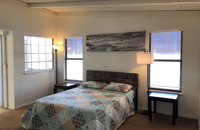Cozy 2-bedroom condo in charming Las Vegas with AC