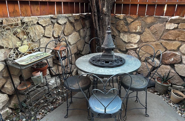 Cozy 2-bedroom condo with WiFi, AC in enchanting El Paso