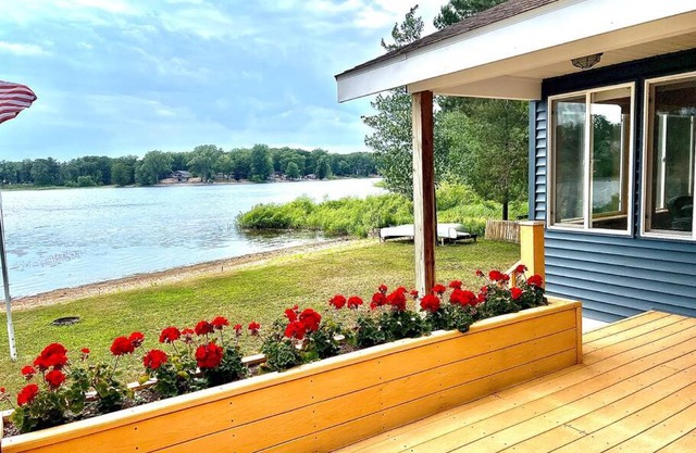 Cozy 2 bedroom cottage, lakefront private beach