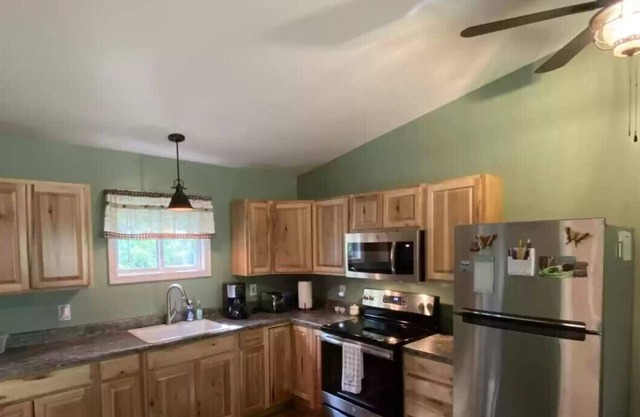 Cozy 2 bedroom cottage in the woods