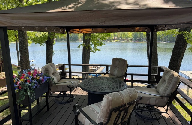 Cozy Lakefront Cottage for Year around Fun!! Close to ATV/Snowmobile trails