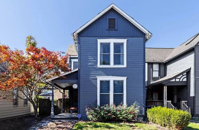 Cozy 2-bedroom Cottage with WiFi & AC in Italian Village,Columbus