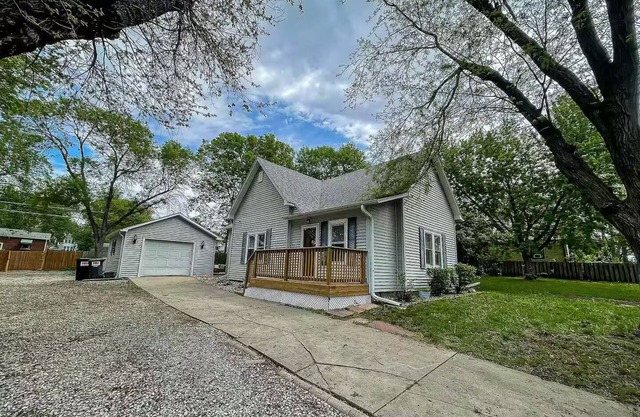 Cozy 2 bedroom cottage, near Stadium.