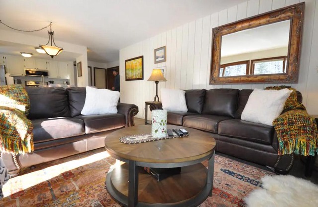 Cozy 2 Bedroom East Vail Condo #1404 w/ Fireplace.
