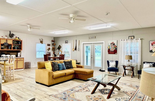 Cozy 2- bedroom, full bath guest house on working farm, 1 mile to racetrack.