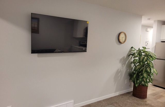 Cozy 2 bedroom Guest Suite in Calgary- Family friendly!