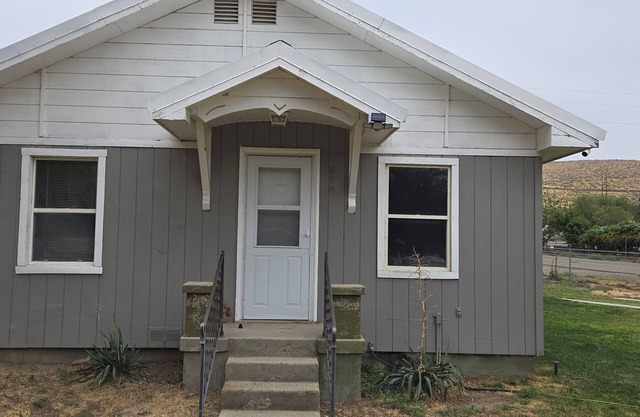 Cozy 2-bedroom Hideaway in Huntington with AC