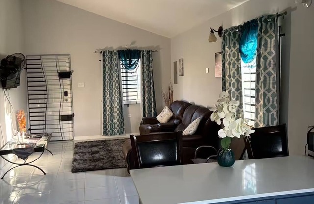 Cozy 2-bedroom house with WiFi, AC, Smart-Tv, 24 hour-Private Security