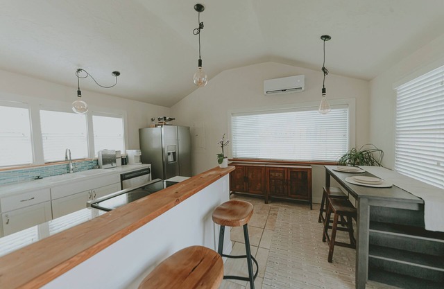 Cozy 2-bedroom house in brilliant Benton City near wineries & cafe's.
