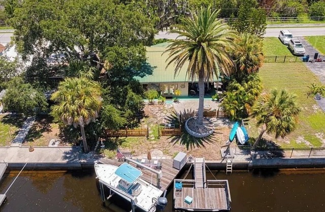 Cozy 2-bedroom house on the canal in charming Port Richey with AC, & WiFi.