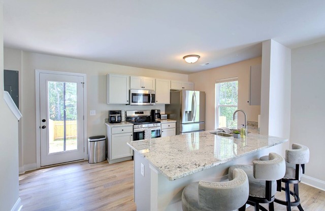 Cozy 2-bedroom house, 2.5 bathrooms in serene Taylors with WiFi, AC