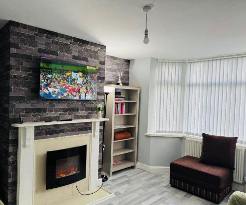 Cozy 2 Bedroom House in Bradford with 2 private car parking and garden