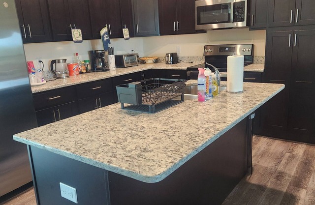 Cozy 2-bedroom house in peaceful LaBelle with AC, WiFi, full kitchen, living