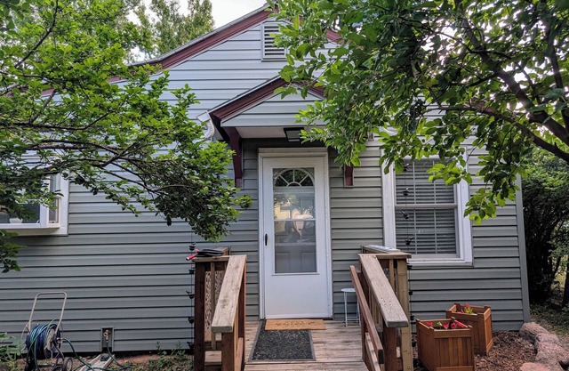 Cozy 2-bedroom house in Laramie with park-like yard and close to everything!