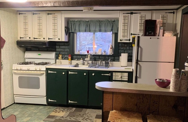 Cozy 2 bedroom house in Downeast Maine. Family/Pet Friendly. Nightly or Monthly