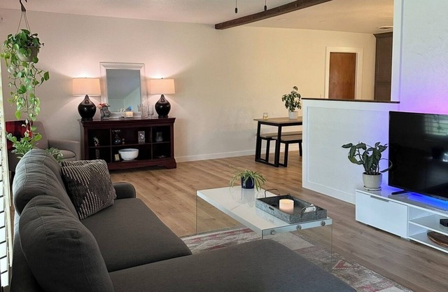 Cozy 2-bedroom house with WiFi and AC in Plainview