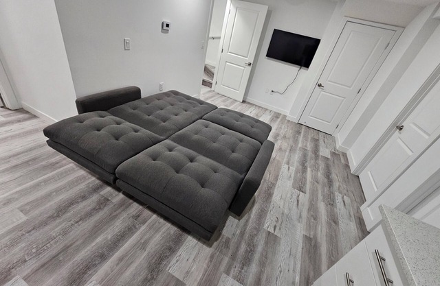 Cozy 2-bedroom house with WiFi and AC in charming Cochrane