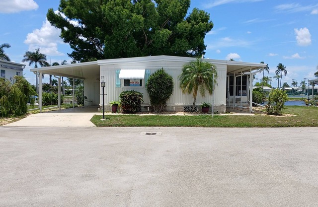 Cozy 2-bedroom manufactured home for Snowbirds in charming South Fort Myers.