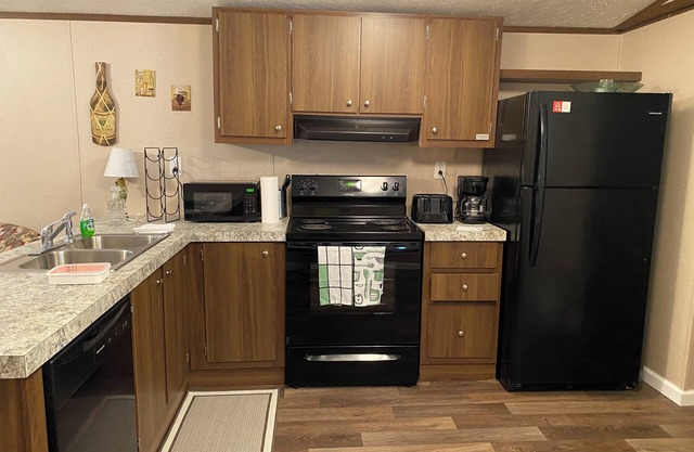 Cozy 2-bedroom mobile home with AC and WiFi in wonderful Bastrop.