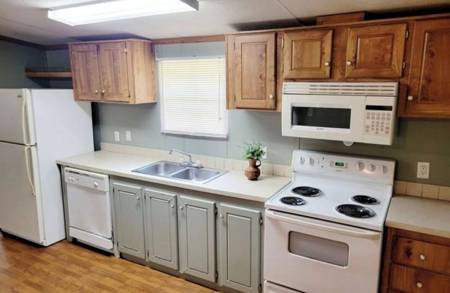 Cozy 2-bedroom mobile home near work and play