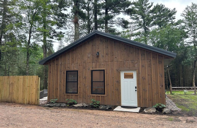 Cozy 2-bedroom newly built cabin in charming Saint Germain
