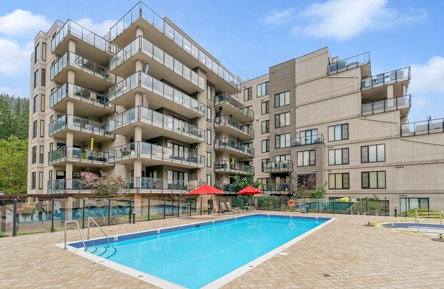 Cozy 2-bedroom, pool side condo with fitness room, steam room and boat slip