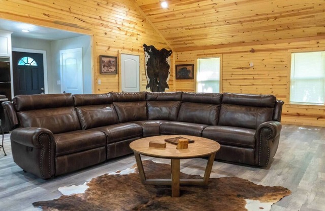 This house is a 2 bedroom(s), 1 bathrooms, located in Gordonville, TX.
