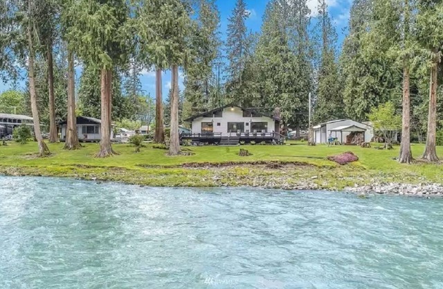 Cozy 2-bedroom riverfront house with AC, WiFi