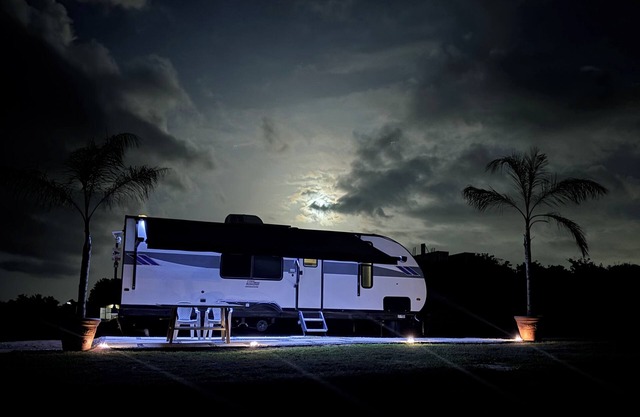 Cozy 2-bedroom RV in amazing Islote with AC