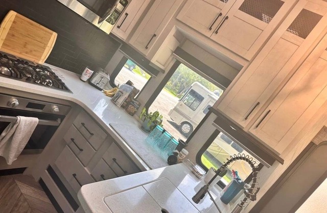 Cozy 2-bedroom RV in charming Granbury. 2 miles from downtown and Lake Granbury.