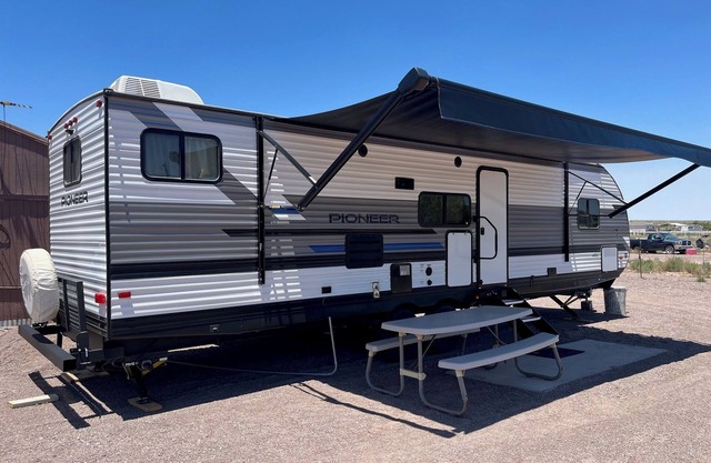 Cozy 2-bedroom RV in peaceful San Acacia! StarLink Internet
