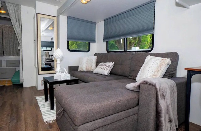 Cozy 2-bedroom RV with WiFi, AC in lovely Spring Hill
