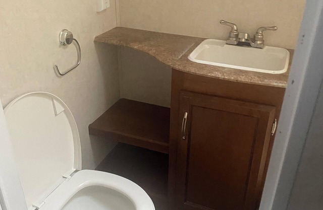 Cozy 2-bedroom RV with WiFi and AC in peaceful Jonesboro