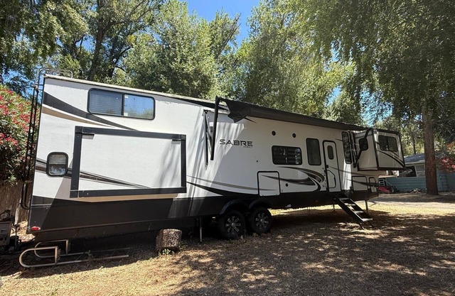 Cozy 2-bedroom RV with WiFi, A/C, full kitchen. Just walking distance from lake