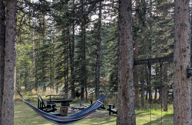 Cozy 2-bedroom suite in the forest near multiple restaurant/ pubs. BraggCreek
