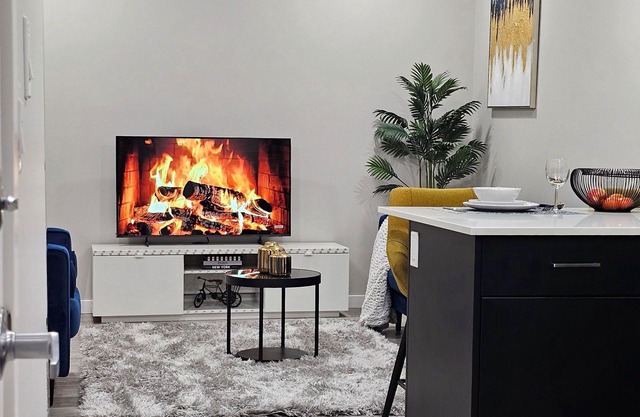 Cozy 2 bedroom Suite in SouthWest, Calgary - Fast Wifi + Free Parking