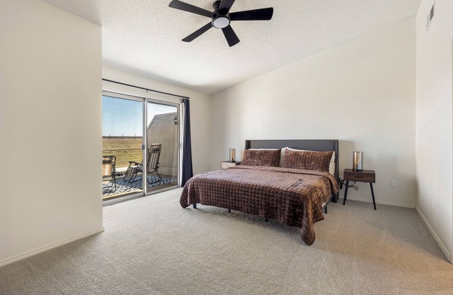 Cozy 2-bedroom townhome in lovely Oklahoma City with WiFi, lake, restaurants.