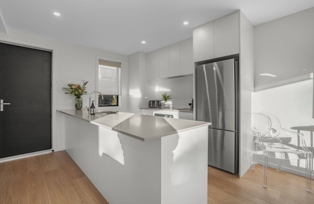 2 Year old 2 bedroom Townhouse, 2 bathrooms close to Hutt city and all amenities