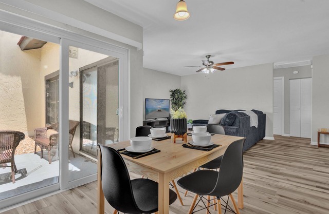 Cozy 2-bedroom Townhouse 35 mins to Disney Parks!