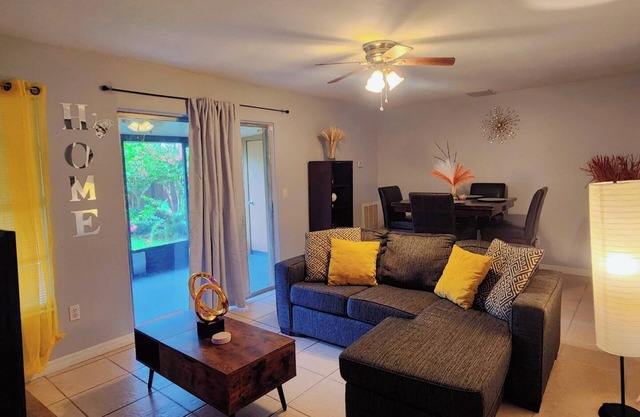 Cozy 2-bedroom townhome in awesome Tampa with AC, WiFi