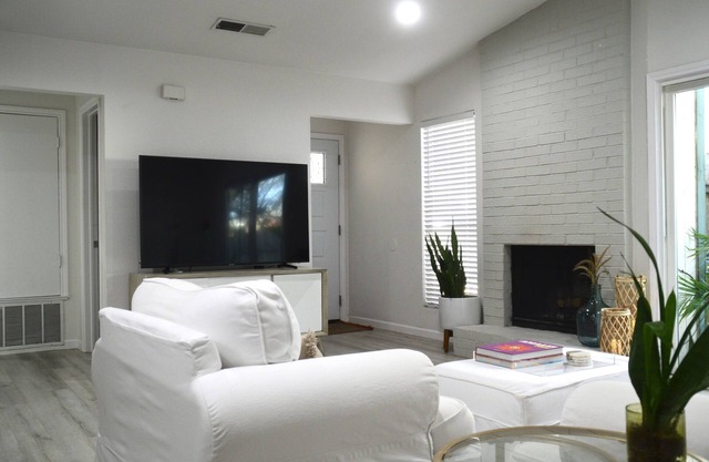 Cozy 2-bedroom Townhome with Fenced Back Yard, in Welcoming Austin