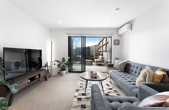 Cozy 2-bedroom townhouse in charming west Auckland with WiFi, AC - Free Carpark