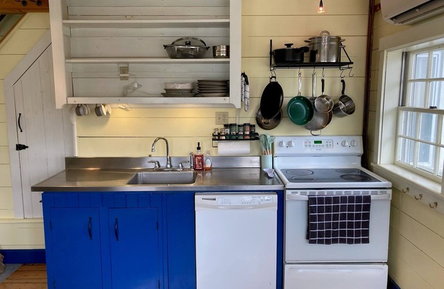 Cozy 2 Bedroom Vinalhaven In-Town Pleasant St Home