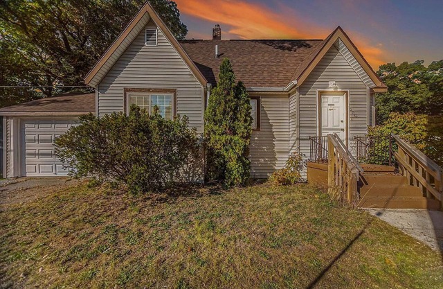 Cozy 2 Bedroom with King Bed, 2 Full Bathrooms Conveniently located in the heart of Muskegon!!!