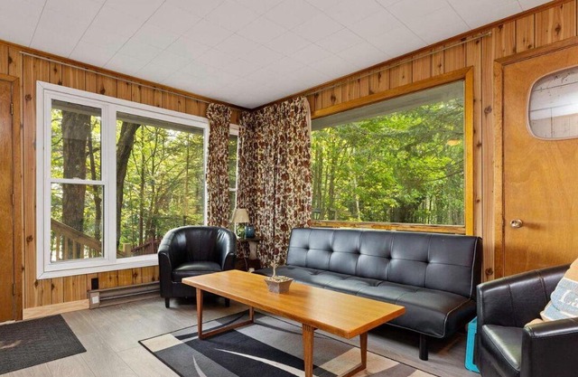 Cozy 2 bedroom Wood Cottage
