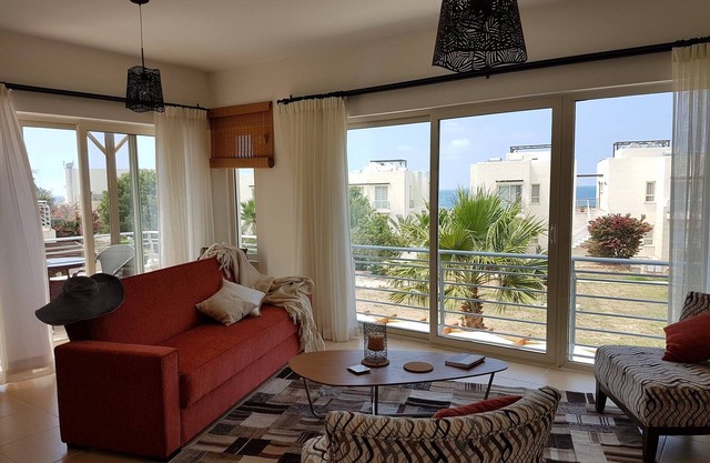 Acogedor apartamento de 2 dormitorios con terraza con vistas al mar.