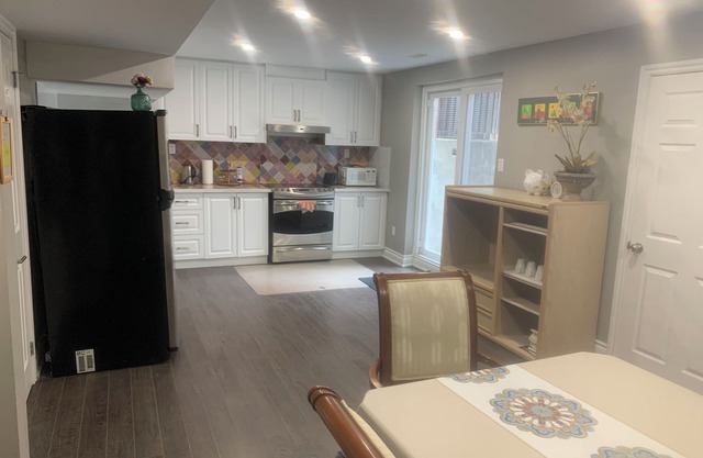 Cozy 2 bedrooms convenient home in York Mills