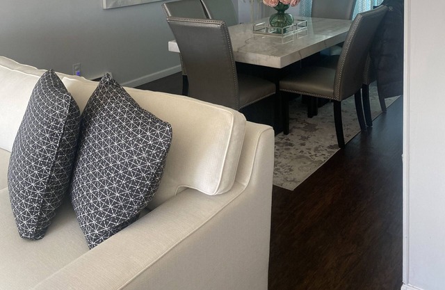 Cozy 2 bedrooms, eat in kit. ,balcony..