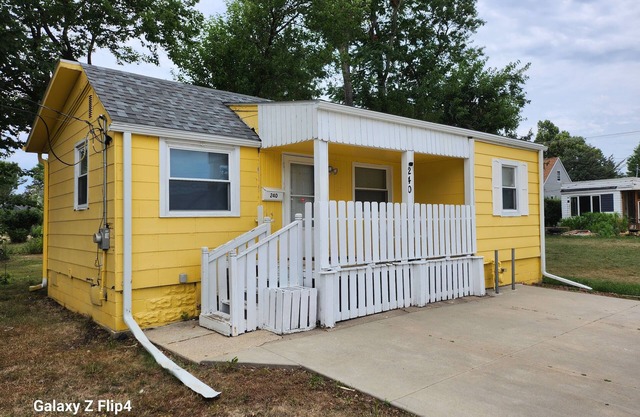 Cozy 2 Bedrooms Home- convenient location.