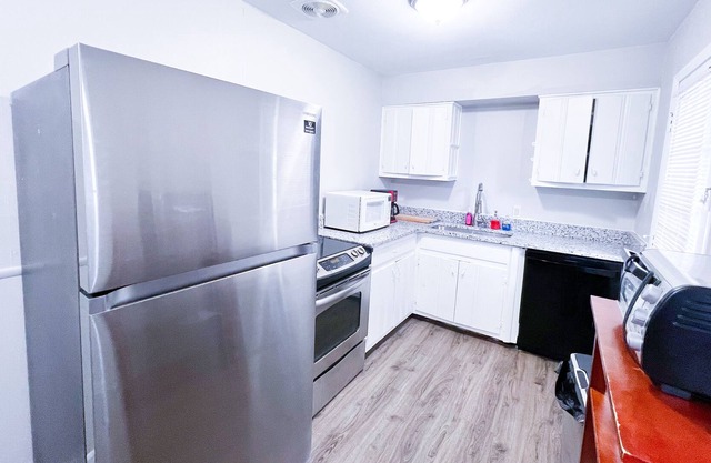 Cozy 2 bedrooms house with quick Highway access